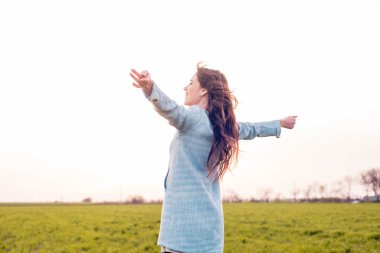 güneşin tadını alana bedava mutlu kadın