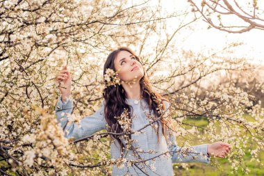 çiçeği güzel mutlu kadın. Bahar kavramı