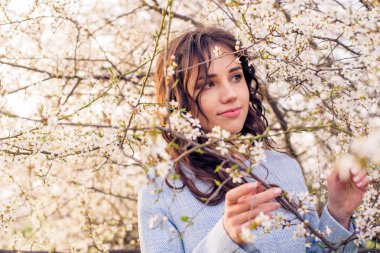 çiçeği güzel mutlu kadın. Bahar kavramı