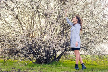 çiçeği güzel mutlu kadın. Bahar kavramı