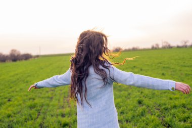 güneşin tadını alana bedava mutlu kadın