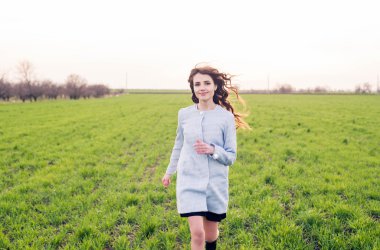 güneşin tadını alana bedava mutlu kadın