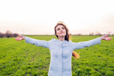 güneşin tadını alana bedava mutlu kadın