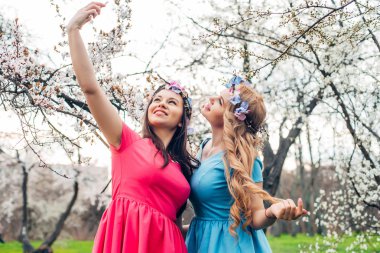 iki kız selfie park yapma