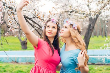 iki kız selfie park yapma