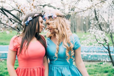 gün batımı sırasında parkta genç lezbiyen çift