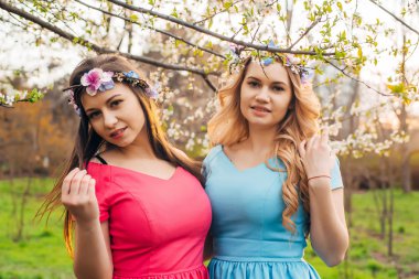 gün batımı sırasında parkta genç lezbiyen çift