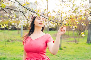 çiçeği güzel mutlu kadın. Bahar kavramı