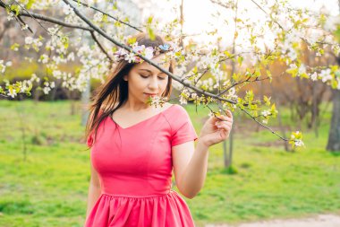 çiçeği güzel mutlu kadın. Bahar kavramı