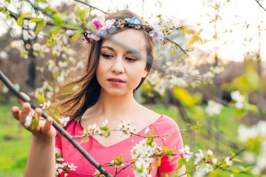 çiçeği güzel mutlu kadın. Bahar kavramı