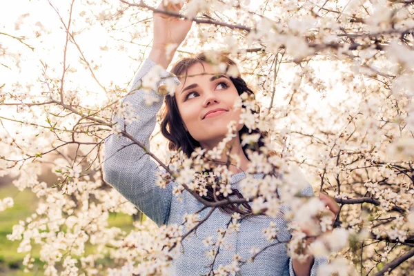 Bela fêmea feliz em flor. Conceito Primavera — Fotografia de Stock