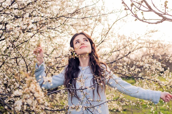 Bela fêmea feliz em flor. Conceito Primavera — Fotografia de Stock