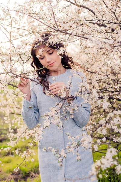 Bela fêmea feliz em flor. Conceito Primavera — Fotografia de Stock