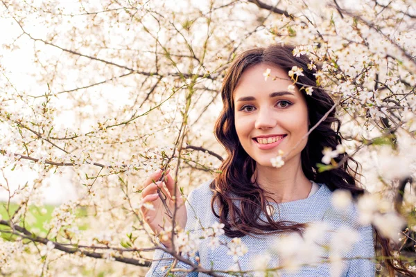 Bela fêmea feliz em flor. Conceito Primavera — Fotografia de Stock