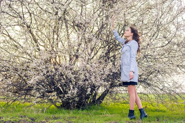 Bella femmina felice in fiore. Concetto primavera — Foto Stock