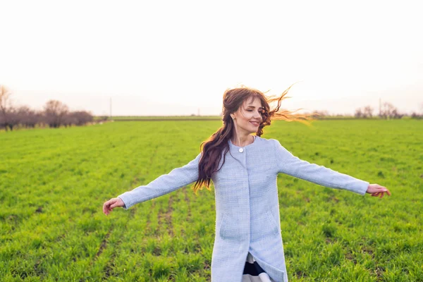 Gratis felice femmina in campo godendo il tramonto — Foto Stock