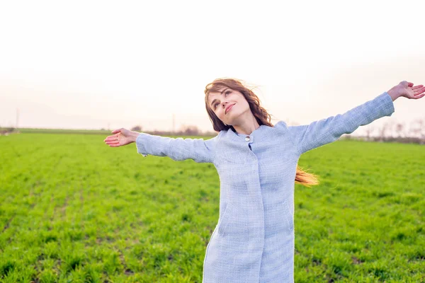 Libre feliz hembra en el campo disfrutando de la puesta de sol — Foto de Stock