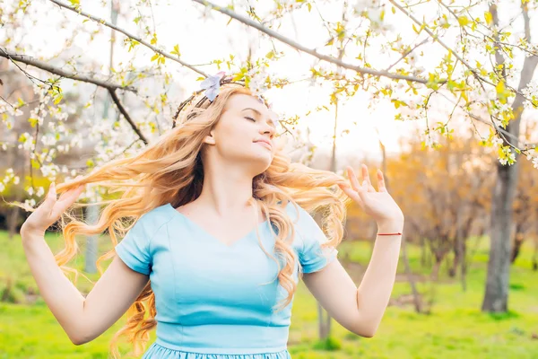 Beautiful happy female in blossom. Spring concept — Stock Photo, Image