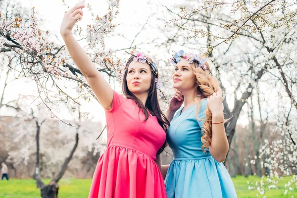 Duas meninas fazendo selfie no parque — Fotografia de Stock