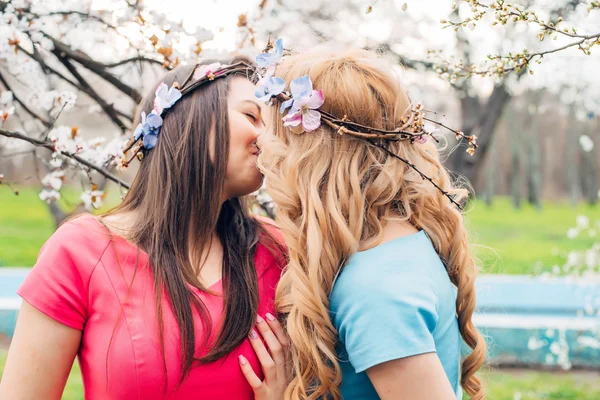 Jovem casal lésbico beijando no parque — Fotografia de Stock