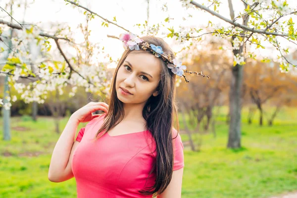 Bela fêmea feliz em flor. Conceito Primavera — Fotografia de Stock