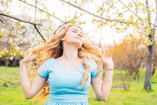 Beautiful happy female in blossom. Spring concept — Stock Photo, Image