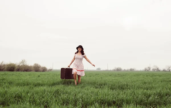 Mulher em roupas vintage com mala — Fotografia de Stock