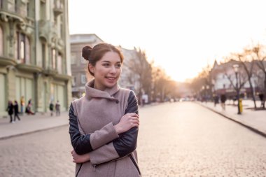 güzel Asyalı kadın sokakta. Şehirde kadın