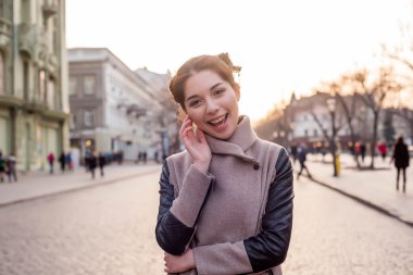 güzel Asyalı kadın sokakta. Şehirde kadın