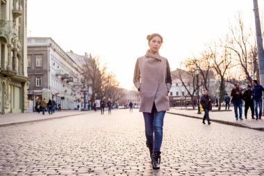 güzel Asyalı kadın sokakta. Şehirde kadın