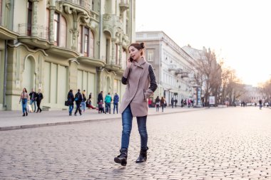 güzel Asyalı kadın sokakta telefon konuşma. Kadında