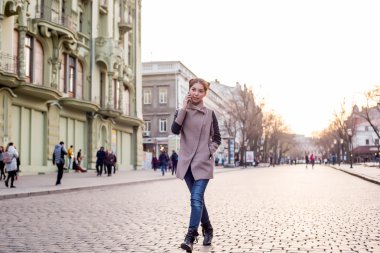 güzel Asyalı kadın sokakta telefon konuşma. Kadında