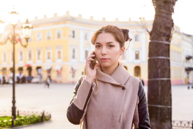 güzel Asyalı kadın sokakta telefon konuşma. Kadında