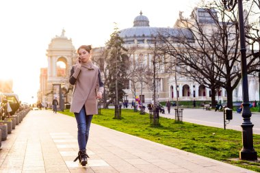 güzel Asyalı kadın sokakta telefon konuşma. Kadında