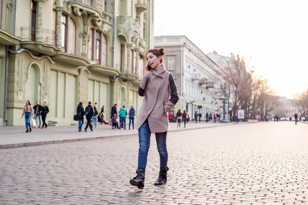 güzel Asyalı kadın sokakta telefon konuşma. Kadında