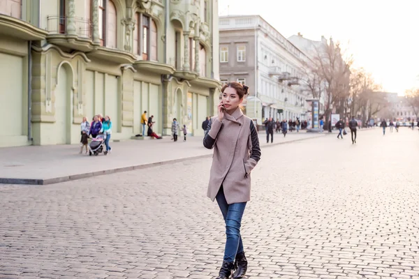 güzel Asyalı kadın sokakta telefon konuşma. Kadında