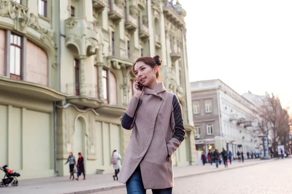 güzel Asyalı kadın sokakta telefon konuşma. Kadında