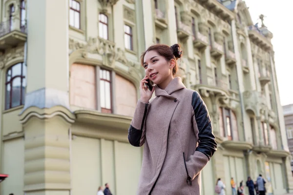 Bela asiática fêmea falando no telefone na rua. Mulher em — Fotografia de Stock