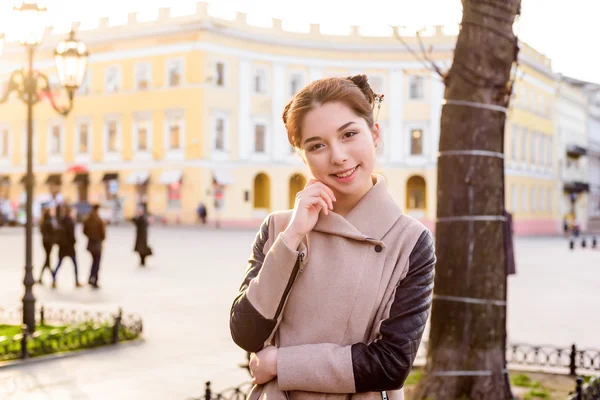 güzel Asyalı kadın sokakta. Şehirde kadın