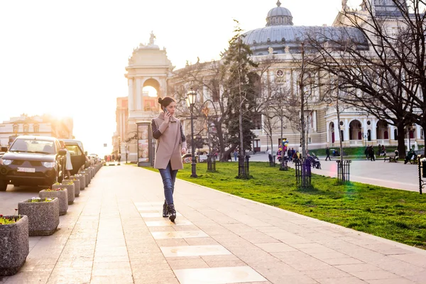 güzel Asyalı kadın sokakta telefon konuşma. Kadında