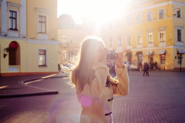 erkek vintage fotoğraf makinesi ile