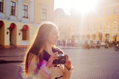 erkek vintage fotoğraf makinesi ile