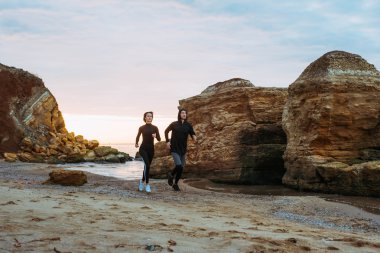 Kumsalda çalıştıran fitness Çift
