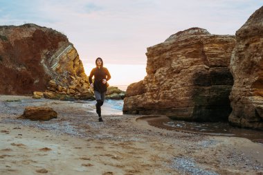 Erkek koşucu gündoğumu sırasında koşu