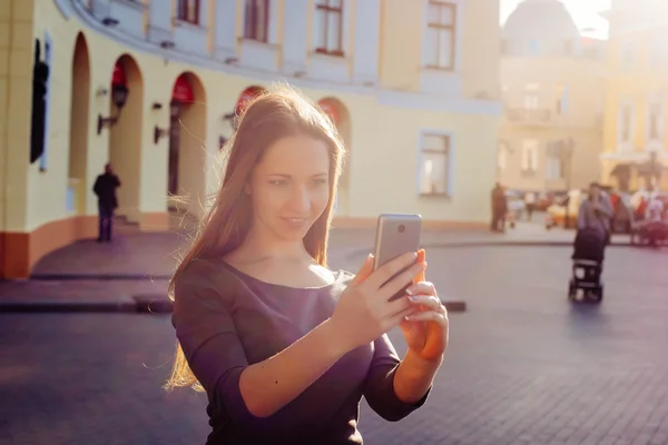 Ung kvinna att göra selfie — Stockfoto