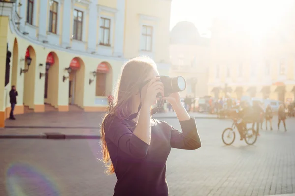 Жінка з камерою на площі — стокове фото