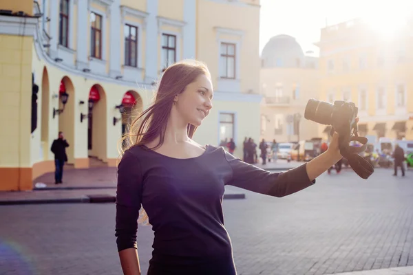 Turista mulher tirar fotos de si mesma — Fotografia de Stock