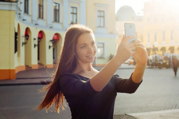 Jovem mulher fazendo selfie — Fotografia de Stock