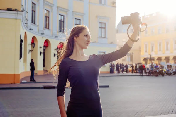 Turista mulher tirar fotos de si mesma — Fotografia de Stock