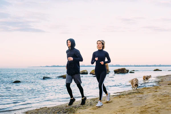 Couple fitness courant sur la plage — Photo